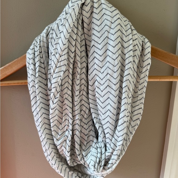GAP Cream and Navy Knit Infinity, Chevron Scarf - Picture 1 of 5